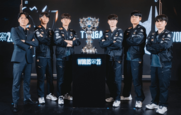 지난 9일 T1이 청두 동안호 스포츠 파크 다목적 체육관에서 펼쳐진 2025 LoL 월드 챔피언십 결승전에서 kt 롤스터를 3:2로 제압하며 V6이자 3연속 우승이라는 대기록을 달성했다.(▲김정균 감독(왼쪽부터), '도란' 최현준, '오너' 문현준, '페이커' 이상혁, '구마유시' 이민형, '케리아' 류민석). /사진=라이엇게임즈