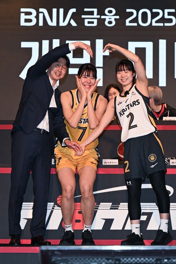 올 시즌 복귀하는 KB스타즈 박지수(중앙). 김완수 감독(좌측), 동료 허예은(우측)가 포즈를 짓고 있다. /사진=WKBL