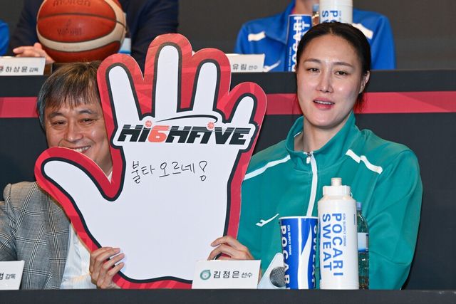 김정은이 10일 오후 2시 서울 메이필드 호텔에서 열린 BNK 2025-2026시즌 여자 프로농구 개막 미디어데이에서 각오를 밝히고 있다. /사진=한국여자농구연맹