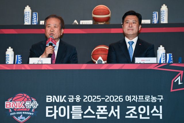 10일&nbsp;서울 강서구에 위치한 메이필드 호텔에서 열린 2025-26시즌 개막 미디어데이에서 타이틀 스폰서 후원 계약 조인식을 진행한 WKBL 신상훈 총재(왼쪽)와 BNK부산은행 김용규 경영전략그룹장. /사진=한국여자농구연맹