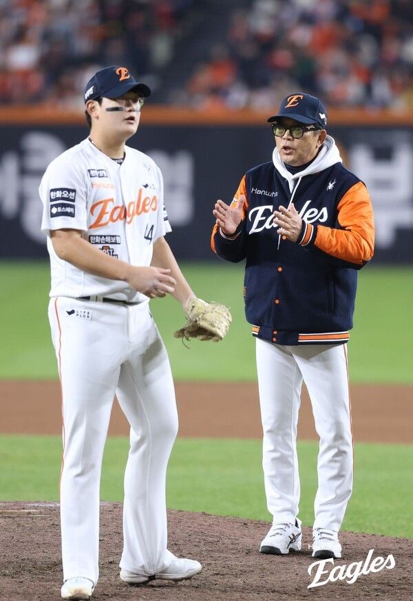 양상문 한화 이글스 투수코치가 마운드를 방문해 김서현을 격려하고 있다. /사진=한화 이글스