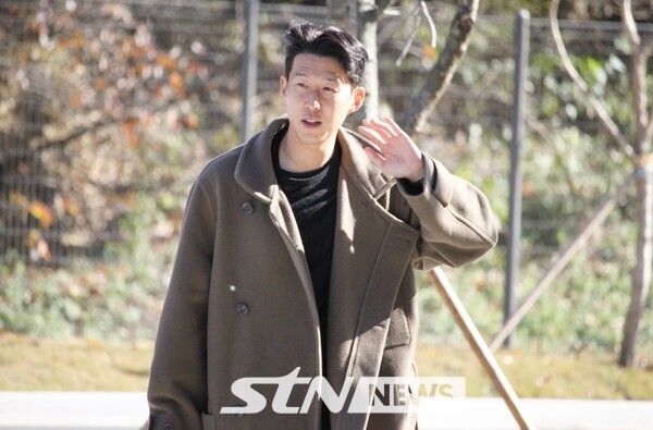 한국 축구 대표팀 주장 손흥민이 11월 A매치 소집을 위해 10일 천안 대한민국축구종합센터에 도착 후 입장하는 중이다. /사진=뉴시스