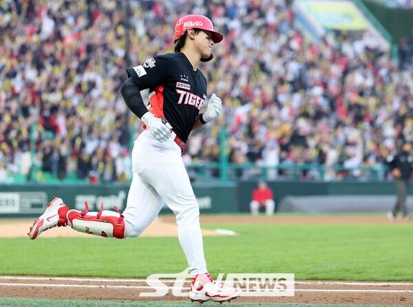 11일 오후 인천 미추홀구 SSG랜더스필드에서 열린 2025 프로야구 KIA 타이거즈와 SSG 랜더스의 더블헤더 2차전 경기, 4회초 1사 주자없는 상황에서 KIA 김도영이 솔로 홈런을 날린 후 베이스를 돌고 있다. /사진=뉴시스