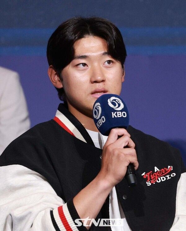 20일 서울 송파구 롯데호텔 월드 크리스탈볼룸에서 열린 2025 신한 SOL Bank KBO 미디어데이에서 KIA 김도영이 각오를 말하고 있다. 사진┃뉴시스