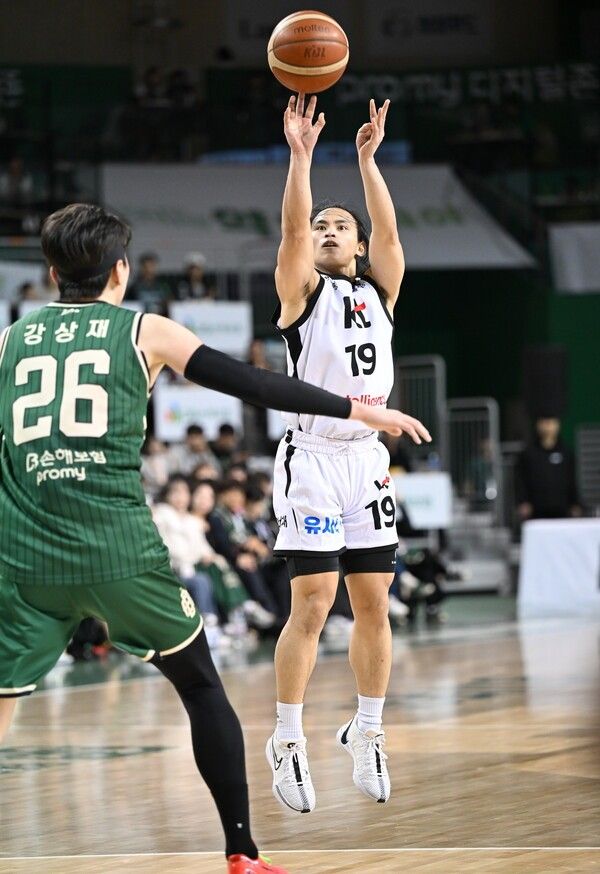 슛을 던지는 수원 KT 조안 카굴랑안. /사진=KBL