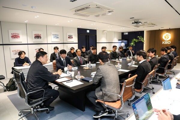 KBO와 선수협 간의 간담회 사진. /사진=KBO