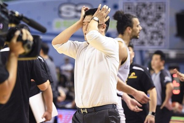 조상현 LG 세이커스 감독이 12일&nbsp;서울 송파구에 위치한 잠실실내체육관에서 열린 2025~2026 LG전자 남자프로농구(KBL) 정규리그 2라운드 서울 삼성 선더스와 경기 중 고뇌하고 있다. /사진=KBL