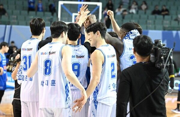 8일 서울 잠실체육관에서 열린 2025~2026 LG전자 프로농구 정규리그 서울 삼성과의 2라운드 경기에서 승리한 대구 한국가스공사. /사진=KBL