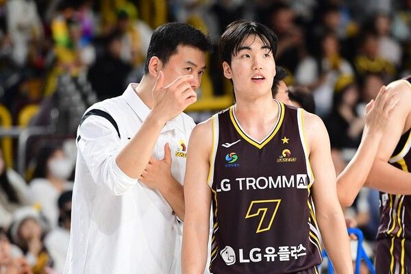 (좌측부터) 조상현 LG 세이커스 감독이 최형찬에게 KCC 경기에서 작전을 걸고 있다. /사진= KBL