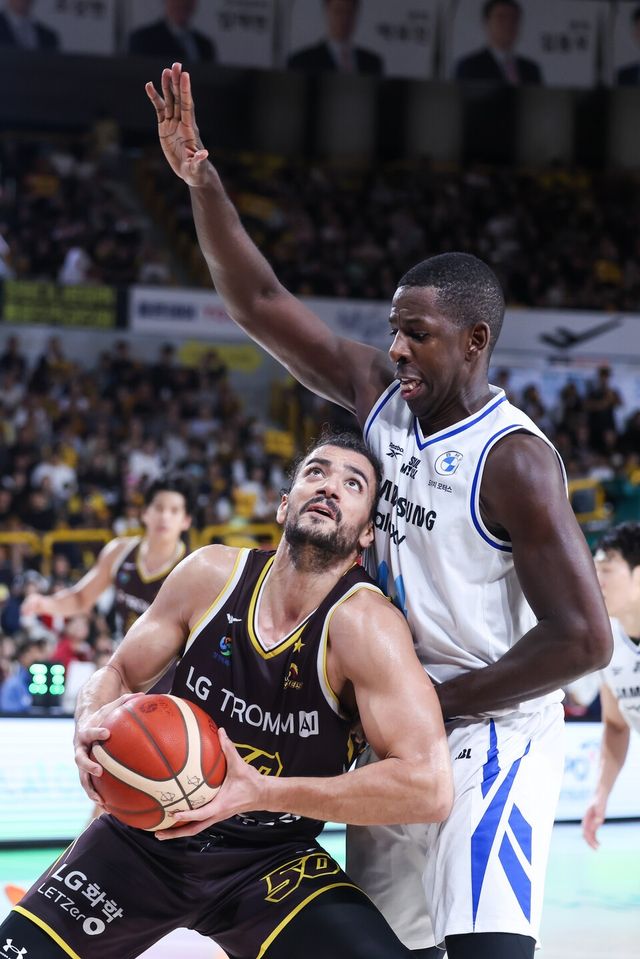 창원 LG 마레이(왼쪽)와 서울 삼성 니콜슨이 지난달 18일에 열린 2025~2026시즌 LG전자 프로농구 정규리그에서 경합하고 있다. /사진=KBL