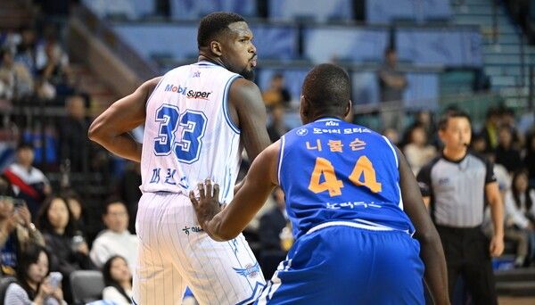 8일 서울 잠실체육관에서 열린 2025~2026 LG전자 프로농구 정규리그 서울 삼성과의 2라운드 경기에서 활약 약중인 닉 퍼킨스. /사진=KBL