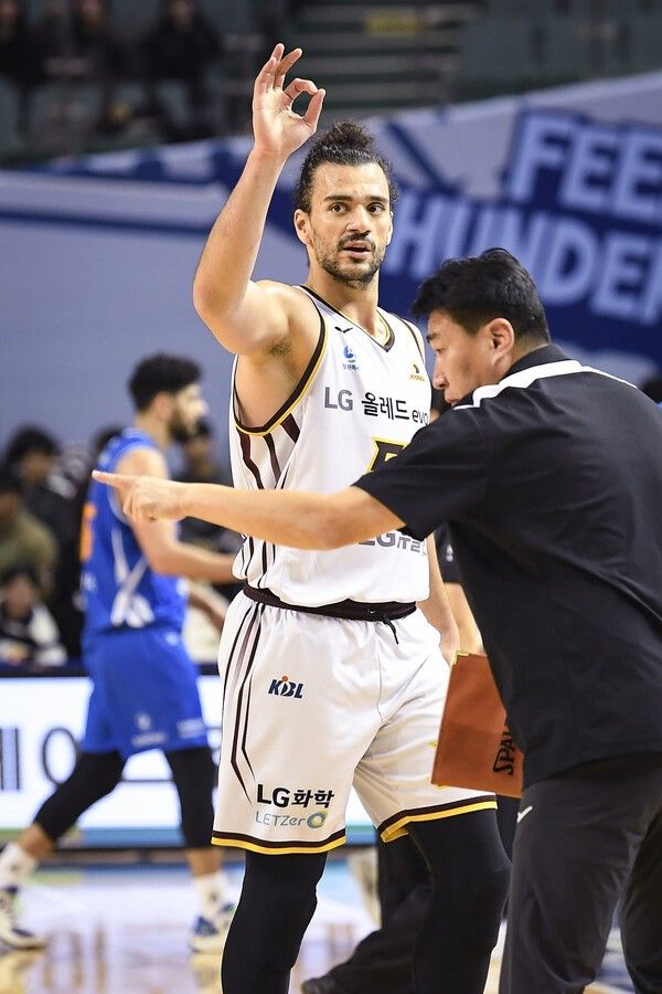 득점 후 기뻐하는 창원 LG 아셈 머레이. /사진=KBL