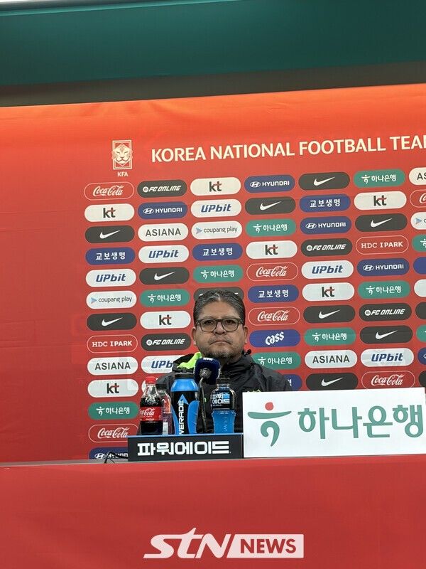 볼리비아 대표팀의 오스카르 비예가스 감독이 오는 13일 오후 8시 대전월드컵경기장에서 한국과 하나은행 초청 친선경기를 하루 앞두고 열린 기자회견에서 인터뷰 중이다. /사진=STN뉴스