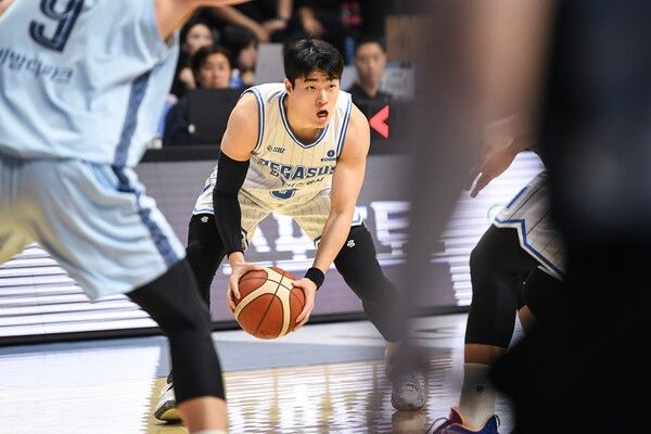 13일 고양시 대화동에 위치한 고양 소노아레나에서 열린 2025~2026시즌 LG전자 남자프로농구(KBL) 정규리그 고양 소노와의 경기에서 리딩 중인 장성우. /사진=KBL