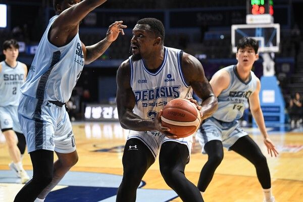 13일 고양시 대화동에 위치한 고양 소노아레나에서 열린 2025~2026시즌 LG전자 남자프로농구(KBL) 정규리그 고양 소노와의 경기에서 공격 중인 닉 퍼킨슨. /사진=KBL