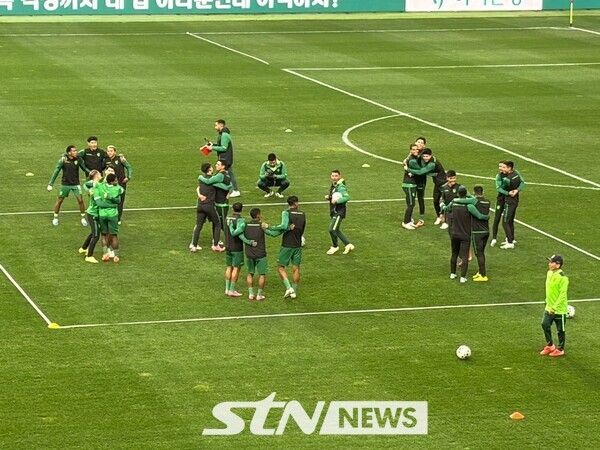 볼리비아 대표팀이 오는 13일 오후 8시 대전월드컵경기장에서 한국과 하나은행 초청 친선경기를 하루 앞두고 훈련을 진행 중이다. /사진=STN뉴스
