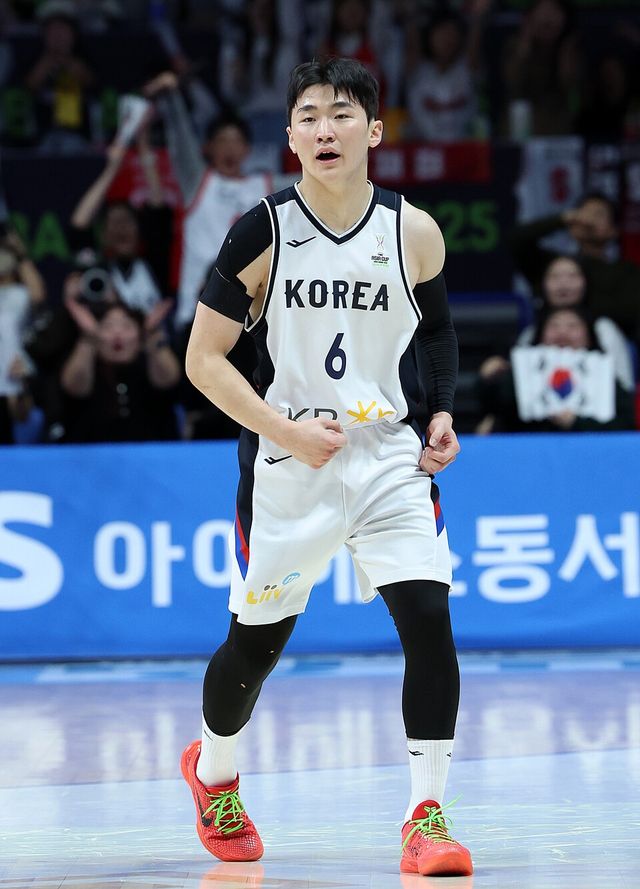 문유현이 지난해 11월 고양 소노아레나에서 열린 '2025 국제농구연맹(FIBA) 아시아컵 예선' 4차전 호주와의 경기에 임하고 있다. /사진=뉴시스