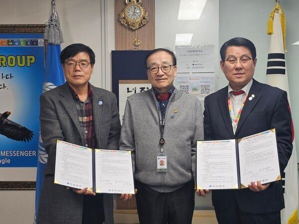 왼쪽부터 한국SDG경영자포럼 총회장 정성용, UN WDF 의장 이재학, UN엔터멤버스 총회장 안두순/사진=정성용 기자