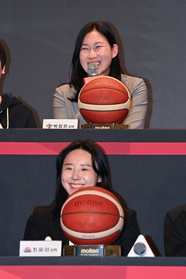 BNK 썸 박정은 감독(위)과 신한은행 최윤아 감독이 지난 10일 서울 강서구에 위치한 메이필드 호텔의 메이필드 블룸에서 진행된 'BNK금융 2025~2026 여자프로농구 개막 미디어데이에서 미소 짓고 있다. /사진=KBL