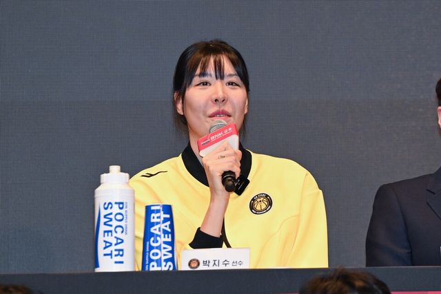 KB스타즈 박지수가 지난 10일 서울 강서구에 위치한 메이필드 호텔의 메이필드 블룸에서 진행된 'BNK금융 2025~2026 여자프로농구 개막 미디어데이에서 질문에 답하고 있다. /사진=KBL