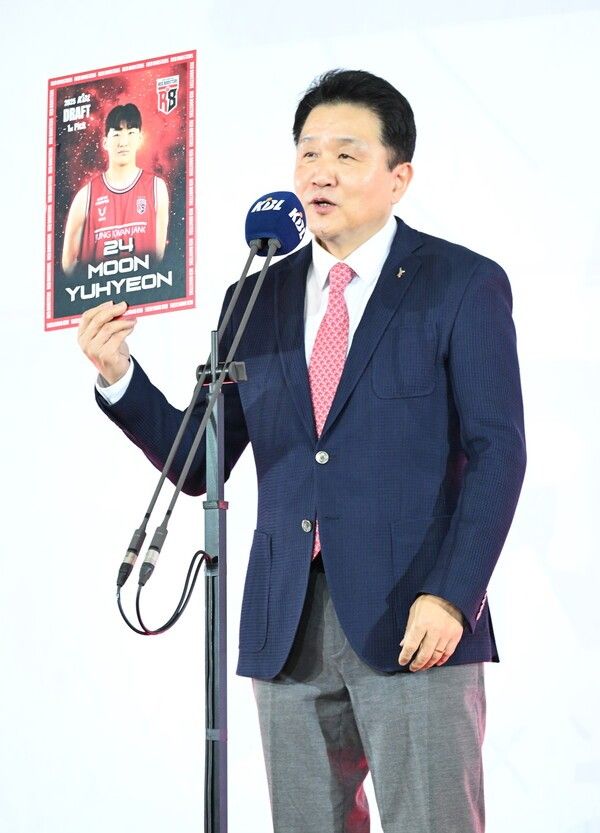 조상현 창원 LG 감독이 14일 서울 학생체육관에서 열린 2025 KBL 드래프트에서 1라운드로 고려대 문유현을 지명하며 카드를 들었다. /사진=KBL