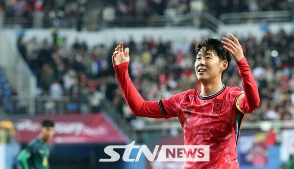 14일 대전월드컵경기장에서 열린 축구 국가대표팀 평가전 대한민국과 볼리비아의 경기에서 선취골을 넣은 손흥민이 기뻐하고 있다. /사진=뉴시스