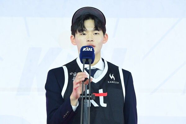강동희 전 감독의 아들 강성욱이 14일 서울 학생체육관에서 열린 2025~2026 LG전자 남자프로농구(KBL) 드래프트에서 수원KT의 지명을 받았다. /사진=KBL