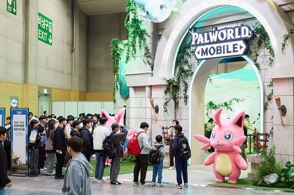 크래프톤이 부산 벡스코에서 열린 국제 게임 전시회 ‘지스타(G-STAR) 2025’에서 신작 ‘팰월드 모바일(Palworld Mobile)’을 비롯한 다양한 체험형 콘텐츠로 관람객들의 뜨거운 호응을 얻었다. (▲지스타 2025 부스에 관람객 몰려 ‘현장 열기 최고조’). /사진=크래프톤