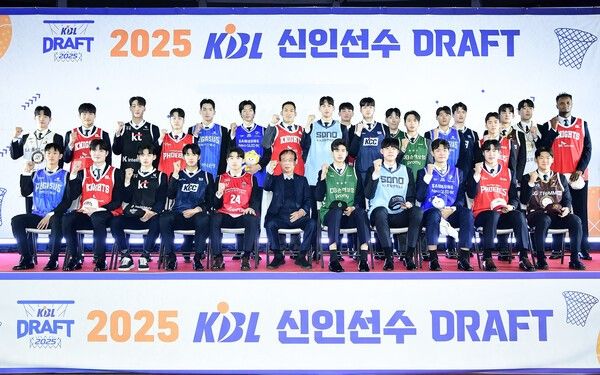 2025~2026 LG전자 남자프로농구(KBL) 드래프트가 14일 서울 송파구에 위치한 학생체육관에서 열린 가운데 이날 지명된 선수들 모두가 모여서 단체 사진을 찍고 있다. /사진=KBL