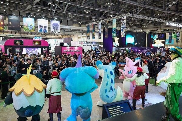 크래프톤이 부산 벡스코에서 열린 국제 게임 전시회 ‘지스타(G-STAR) 2025’에서 신작 ‘팰월드 모바일(Palworld Mobile)’을 비롯한 다양한 체험형 콘텐츠로 관람객들의 뜨거운 호응을 얻었다. (▲지스타 2025 부스에 관람객 몰려 ‘현장 열기 최고조’). /사진=크래프톤