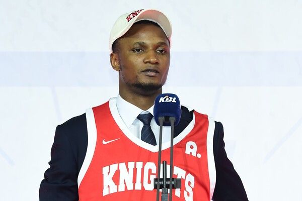 콩고 국적이자 휘문고·건국대를 졸업한 프레디 무티바가 14일 서울 학생체육관에서 열린&nbsp;2025~2026 LG전자 남자프로농구(KBL) 드래프트에서 서울SK의 지명을 받고 소감을 남기고 있다. /사진=KBL