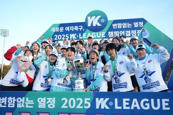 트레블 달성 후 트로피와 함께 기뻐하는 화천 KSPO 선수들. /사진=한국여자축구연맹