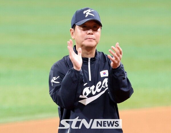 야구 대표팀 류지현 감독이 7일 오후 서울 구로구 고척스카이돔에서 열린 훈련에서 선수들을 격려하고 있다. 내년 3월에 열리는 월드베이스볼클래식(WBC)을 대비하기 위해 대표팀은 오는 8일~9일 체코, 15일~16일 일본과 평가전을 치른다. /사진=뉴시스