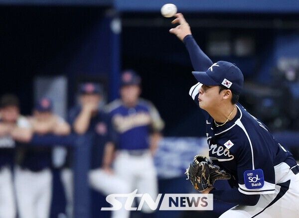 9일 오후 서울 구로구 고척스카이돔에서 열린 2025 K-베이스볼 시리즈 대한민국과 체코의 평가전 2차전 경기, 한국 두 번째 투수 이민석이 체코 3회말 공격 때 마운드에 올라 역투하고 있다. /사진=뉴시스