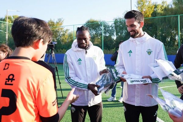 굿즈를 선물하는 츄마시와 감보아. /사진=전북현대