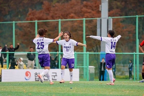 골을 넣고 기뻐하는 광양여고 선수/사진=전남도체육회