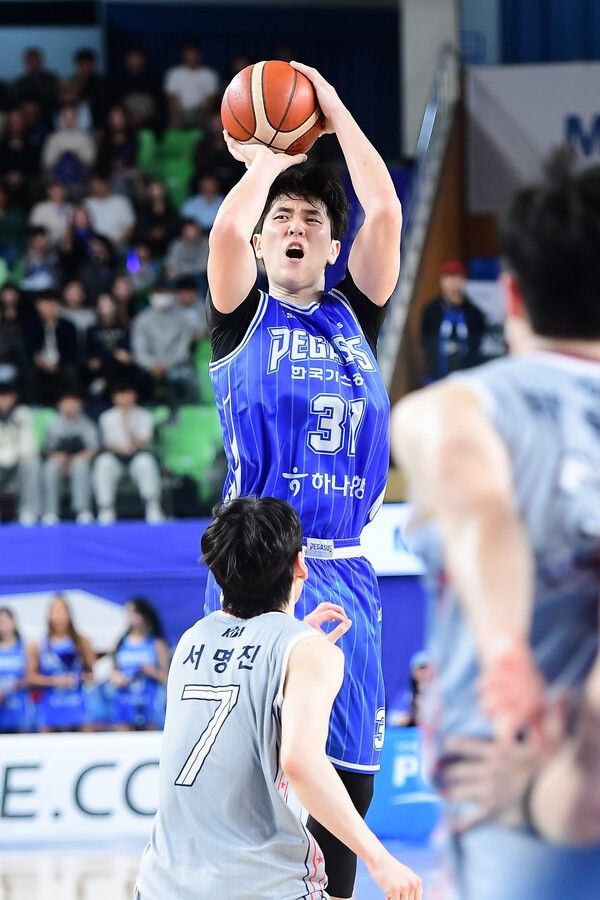 대구 한국가스공사는 16일 대구체육관에서 열린 2025~2026 LG전자 프로농구 정규리그 울산 현대모비스와의 2라운드 경기에서 득점을 노리는 김준일. /사진=KBL