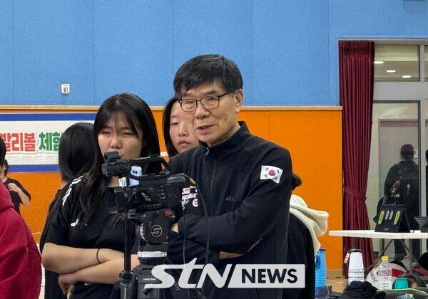 대한스포츠스태킹협회 이세환 부회장이 ‘제18회 전국학교스포츠클럽축전’ 스포츠스태킹 대회 경기를 지켜보고 있다. /사진(밀양)=강의택 기자