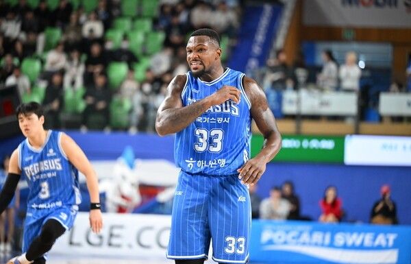 18일 대구체육관에서 열린 2025~2026 LG전자 프로농구 정규리그 부산 KCC와의 2라운드 경기에서&nbsp; 활약 중인 닉 퍼킨슨. /사진=KBL