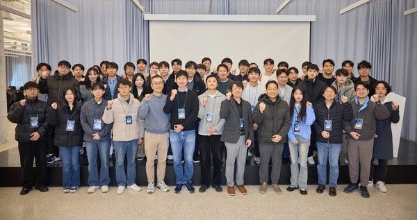 지난 18일 크래프톤이 과학기술정보통신부 ‘독자 AI 파운데이션 모델’에 참여 중인 SK텔레콤 정예팀 및 대학생, AI 연구자들과 함께한 ‘2025 파운데이션 모델 테크 워크숍’을 성황리에 마쳤다. /사진=크래프톤