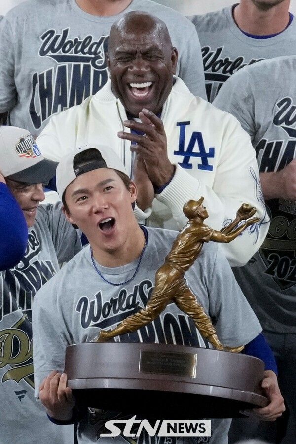 지난 2일(한국 시간) 캐나다 온타리오주 토론토의 로저스센터에서 열린 2025메이저리그(MLB) &nbsp;포스트시즌 월드시리즈(WS·7전4선승제) 7차전에서 토론토 블루제이스를 꺾은 뒤 MVP에 오른 LA 다저스 야마모토 요시노부. /사진=뉴시스(AP)