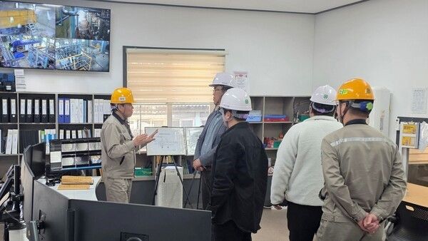 19일 영풍은 최근 강원 영월군청 전략산업팀 관계자들이 경북 봉화군의 영풍 석포제련소를 방문, ZLD시스템을 견학했다고 밝혔다. (▲영풍 석포제련소 관계자가 강원 영월군청 전략산업팀 관계자들에게 ZLD 시스템에 대해 설명하고 있다). /사진=영풍