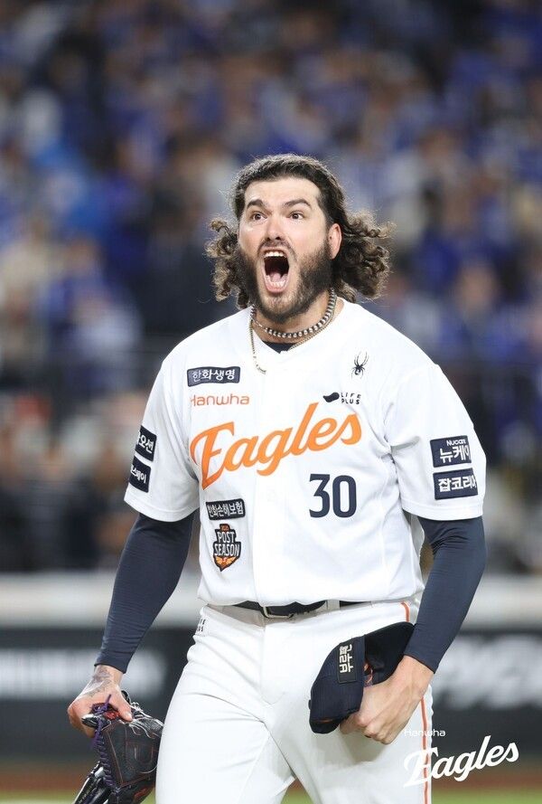 폰세가 지난달 24일 삼성과 플레이오프 5차전에서 호투 후 포효하고 있다. /사진=한화 이글스