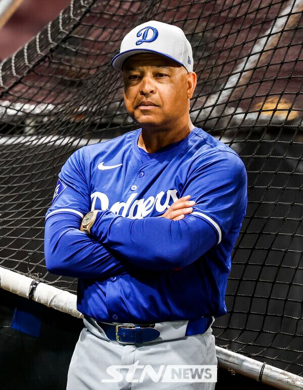 지난 2024년 3월 16일 서울 구로구 고척스카이돔에서 열리는 메이저리그(MLB) 월드투어 서울시리즈에 참가하는 LA다저스 데이브 로버츠 감독이 훈련을 지켜보고 있다. 사진┃뉴시스