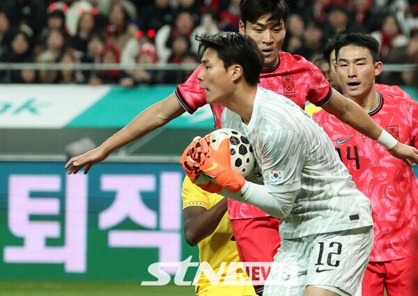 18일 오후 서울 마포구 서울월드컵경기장에서 열린 축구 국가대표팀 평가전 대한민국과 가나의 경기, 송범근이 공을 잡고 있다. /사진=뉴시스