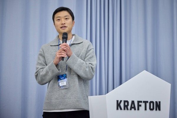 지난 18일 크래프톤이 과학기술정보통신부 ‘독자 AI 파운데이션 모델’에 참여 중인 SK텔레콤 정예팀 및 대학생, AI 연구자들과 함께한 ‘2025 파운데이션 모델 테크 워크숍’을 성황리에 마쳤다. (▲조제웅 크래프톤 AI 기초연구실 실장 환영사). /사진=크래프톤