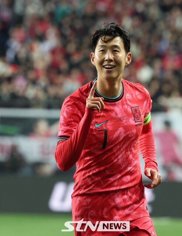 14일 대전월드컵경기장에서 열린 축구 국가대표팀 평가전 대한민국과 볼리비아의 경기에서 선취골을 넣은 손흥민이 기뻐하고 있다. /사진=뉴시스