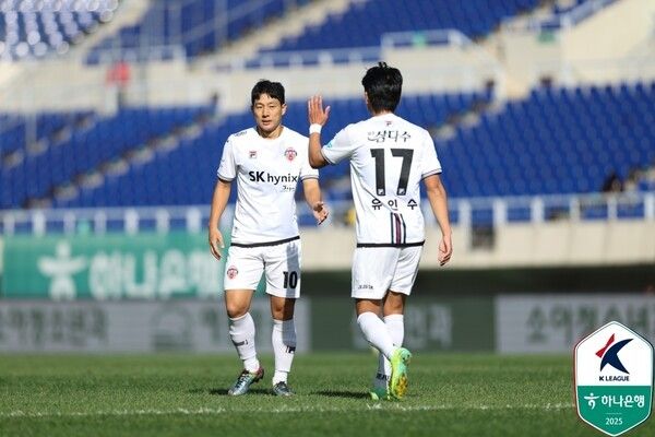 2일 광주월드컵경기장에서 치러진 광주FC와의 하나은행 K리그1 2025 35라운드 경기에서 제주SK 남태희와 유인수가 서로를 독려하고 있다. /사진=한국프로축구연맹