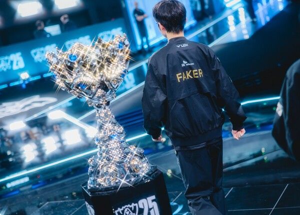 2일 중국 상하이 메르세데스-벤츠 아레나에서 열린 2025 리그 오브 레전드 월드 챔피언십 4강전 승리 후 경기장을 나서는 페이커 이상혁. /사진=라이엇 게임즈