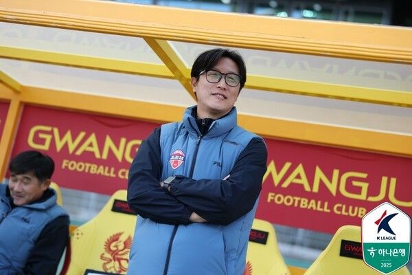 2일 광주월드컵경기장에서 치러진 광주FC와의 하나은행 K리그1 2025 35라운드 경기에서 제주SK 김정수 감독 대행이 미소를 짓고 있다. /사진=한국프로축구연맹